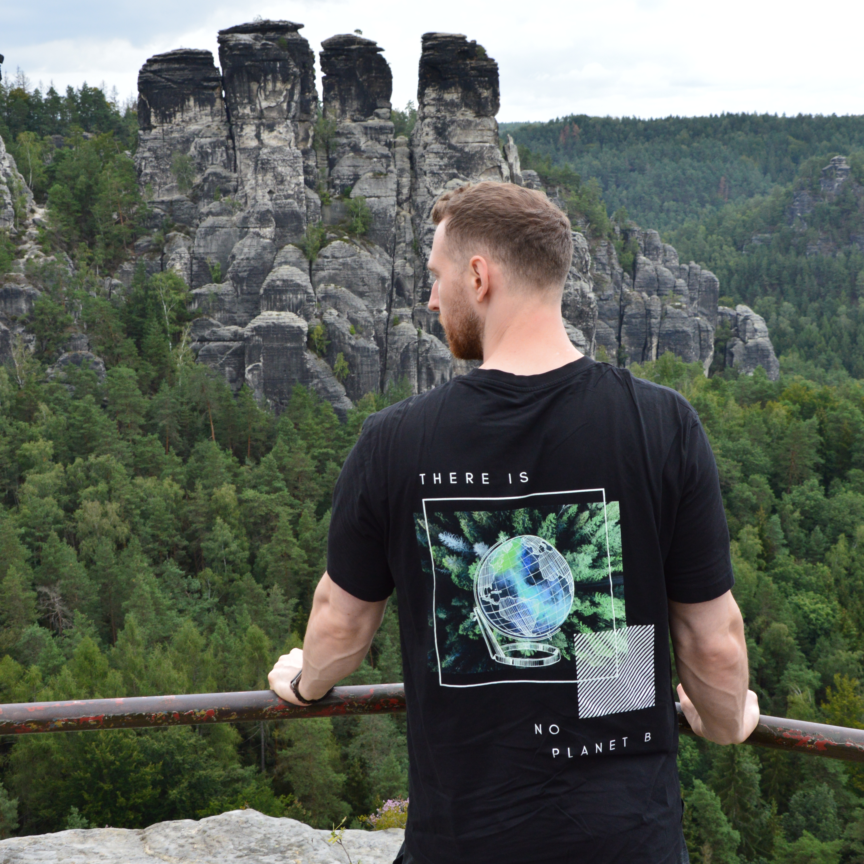 There is no Planet B Globus - Herren Relaxed T-Shirt
